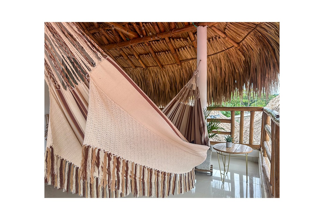 Hamac colombien L de luxe de couleur écru ou beige avec un motif géométrique foncé saisissant sur les bords et franges