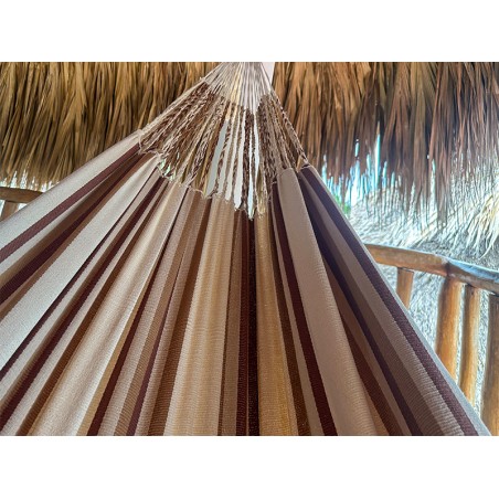 Grand hamac colombien L de couleur écru ou beige avec motif foncé, suspendu sur un porche