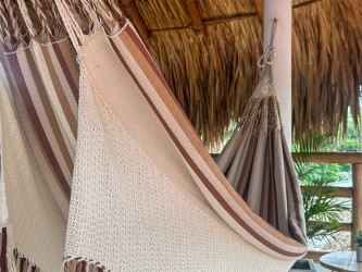 Vue rapprochée du tissu de couleur écru ou beige du hamac colombien L, avec le détail du motif foncé tissé sur les bords