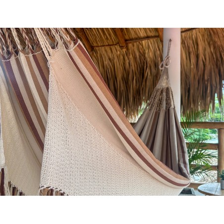 Vue rapprochée du tissu de couleur écru ou beige du hamac colombien L, avec le détail du motif foncé tissé sur les bords