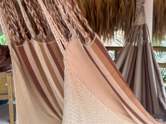 Hamac taille L au design moderne dans des couleurs neutres (beige et marron), suspendu dans un environnement lumineux