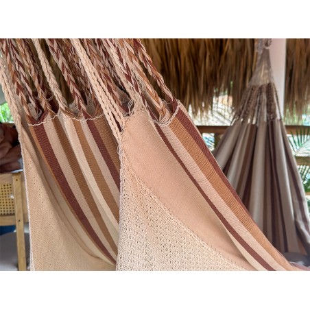 Hamac taille L au design moderne dans des couleurs neutres (beige et marron), suspendu dans un environnement lumineux