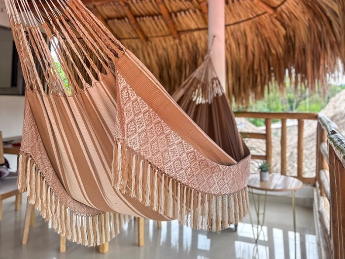 Hamac colombien L de luxe à larges rayures dans des tons terre chauds et motifs géométriques sur les bords