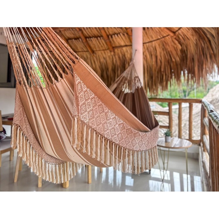 Hamac colombien L de luxe à larges rayures dans des tons terre chauds et motifs géométriques sur les bords