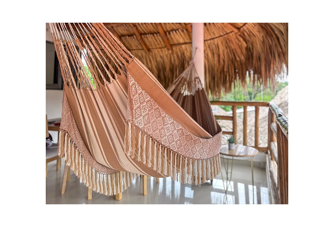 Hamac colombien L de luxe à larges rayures dans des tons terre chauds et motifs géométriques sur les bords