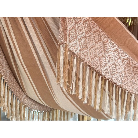 Gros plan de hamac colombien L, montrant les larges rayures dans des tons terre chauds