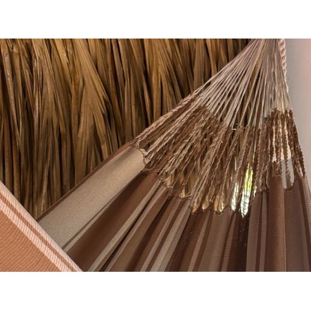 Détail du motif artisanal et des franges dans des tons marrons et beiges du bord du hamac colombien L