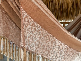 Vue rapprochée des rayures multitones et du motif élaboré sur les bords du hamac colombien L