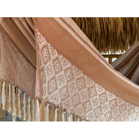 Vue rapprochée des rayures multitones et du motif élaboré sur les bords du hamac colombien L