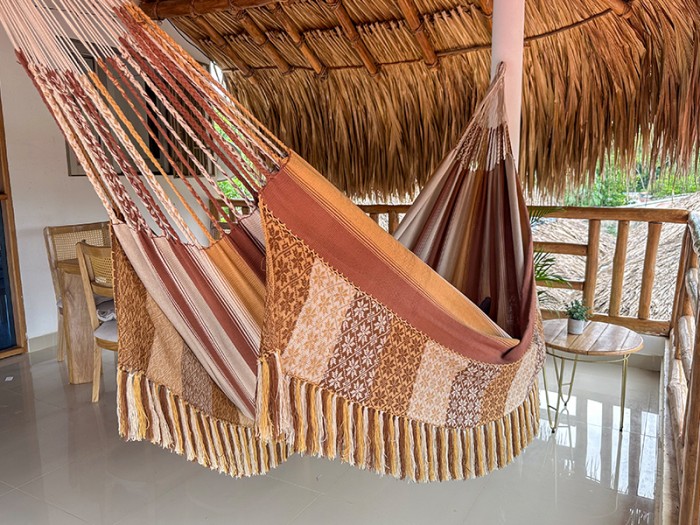 Hamac colombien artisanal XXL dans des tons terre (marron, beige, ocre) avec rayures et motif géométrique Hamac colombien artisanal XXL dans des tons terre (marron, beige, ocre) avec rayures et motif géométrique
