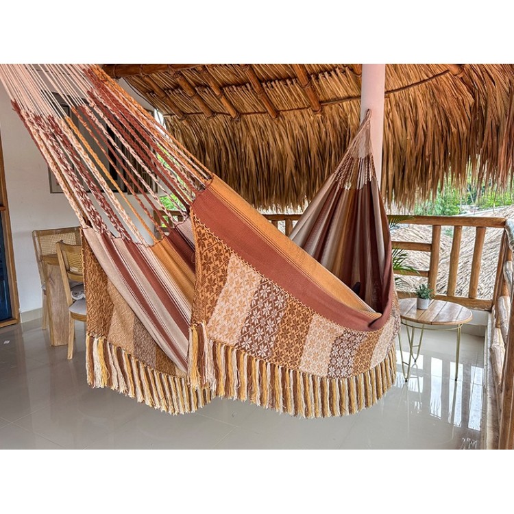 Hamac colombien artisanal XXL dans des tons terre (marron, beige, ocre) avec rayures et motif géométrique