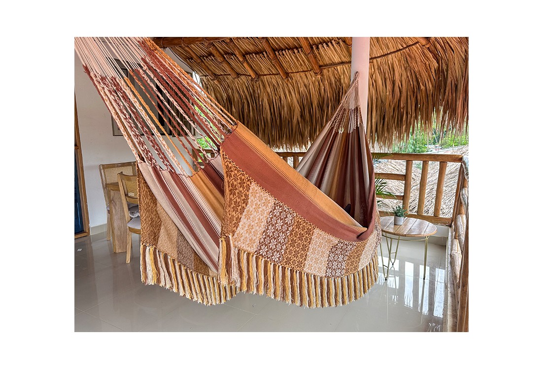 Hamac colombien artisanal XXL dans des tons terre (marron, beige, ocre) avec rayures et motif géométrique