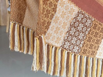 Vue rapprochée du tissu de haute qualité du hamac colombien, avec ses rayures et le design du bord orné de franges naturelles