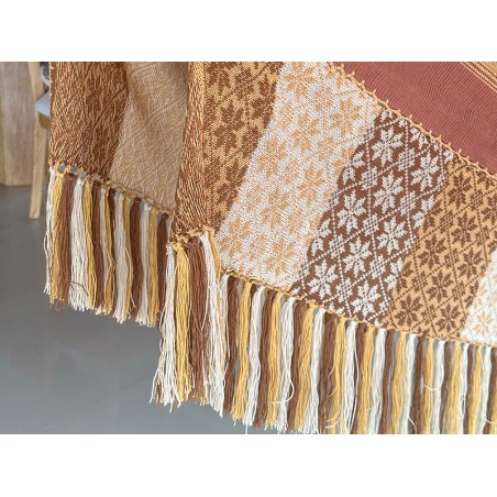 Vue rapprochée du tissu de haute qualité du hamac colombien, avec ses rayures et le design du bord orné de franges naturelles