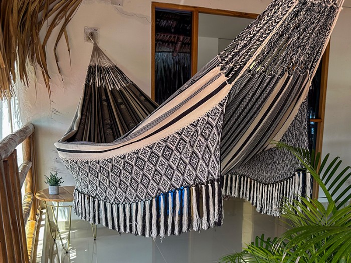 Hamac colombien XXL à rayures blanches et noires avec détails de design artisanal aux extrémités Hamac colombien XXL à rayures blanches et noires avec détails de design artisanal aux extrémités
