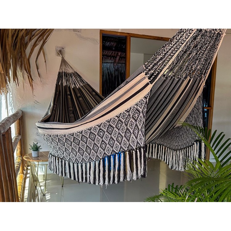 Hamac colombien XXL à rayures blanches et noires avec détails de design artisanal aux extrémités