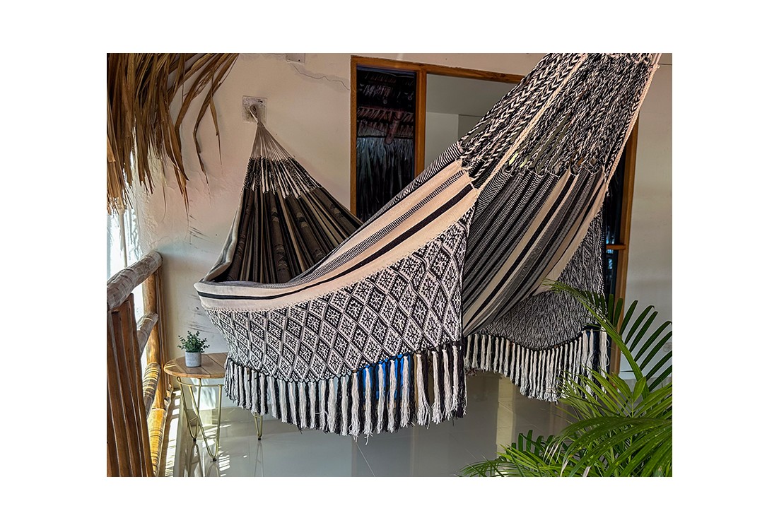 Hamac colombien XXL à rayures blanches et noires avec détails de design artisanal aux extrémités