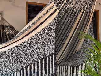 Gros plan du tissage artisanal du hamac colombien : motif géométrique décoratif contrastant
