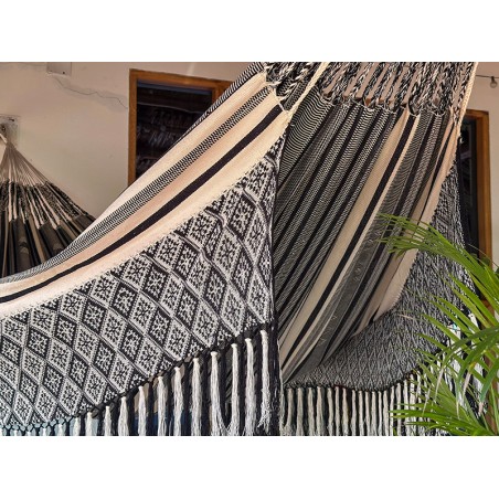 Gros plan du tissage artisanal du hamac colombien : motif géométrique décoratif contrastant