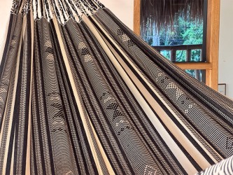 Texture de haute qualité du tissage artisanal du hamac colombien en noir et blanc à rayures verticales