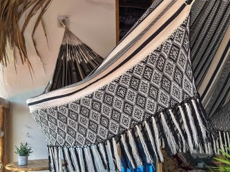 Grand hamac colombien avec un design à rayures blanches et noires et des détails artisanaux