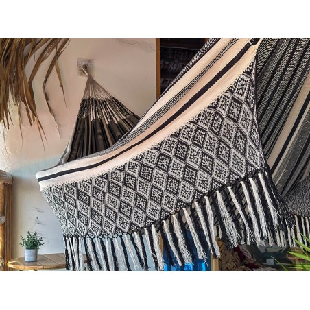 Grand hamac colombien avec un design à rayures blanches et noires et des détails artisanaux