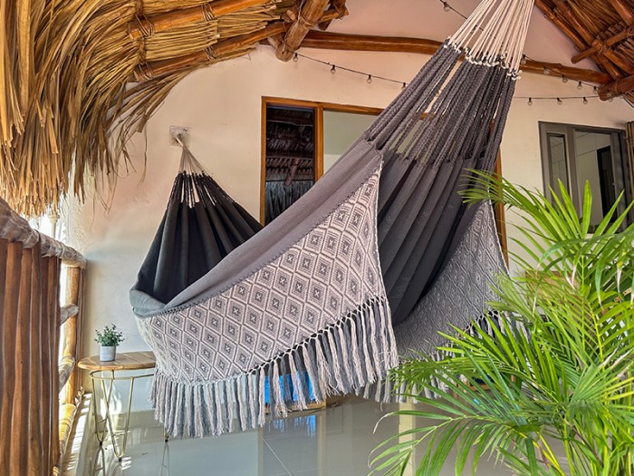 Hamac de luxe XXL dans des tons gris foncé et blanc avec motif géométrique, idéal pour la détente au jardin ou sur la terrasse Hamac de luxe XXL dans des tons gris foncé et blanc avec motif géométrique, idéal pour la détente au jardin ou sur la terrasse