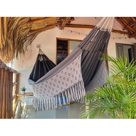 Hamac de luxe XXL dans des tons gris foncé et blanc avec motif géométrique, idéal pour la détente au jardin ou sur la terrasse