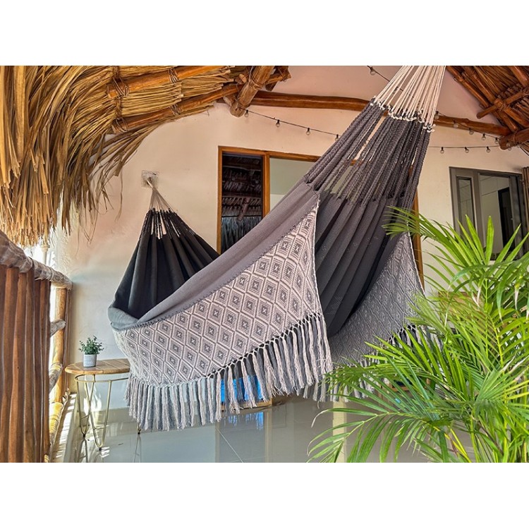 Hamac de luxe XXL dans des tons gris foncé et blanc avec motif géométrique, idéal pour la détente au jardin ou sur la terrasse