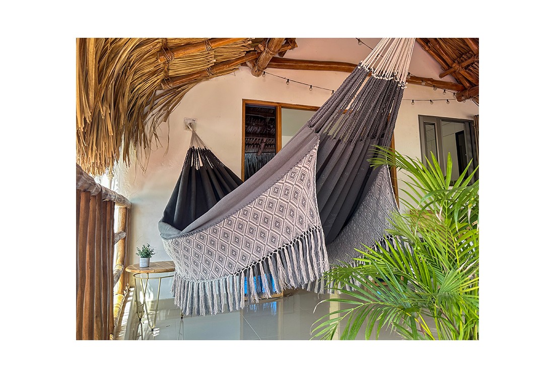Hamac de luxe XXL dans des tons gris foncé et blanc avec motif géométrique, idéal pour la détente au jardin ou sur la terrasse