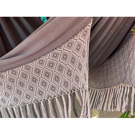 Détail du tissage artisanal du hamac colombien, motif beige naturel avec franges, qualité traditionnelle