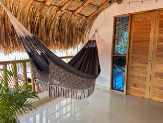 Grand hamac colombien en gris et blanc, fabrication artisanale qui embellit tout espace extérieur