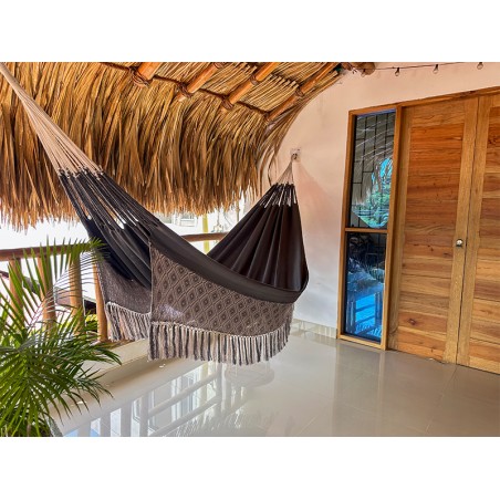 Grand hamac colombien en gris et blanc, fabrication artisanale qui embellit tout espace extérieur