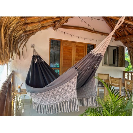 Hamac colombien XXL en gris et blanc suspendu sous un porche, combinaison de style moderne et tradition artisanale