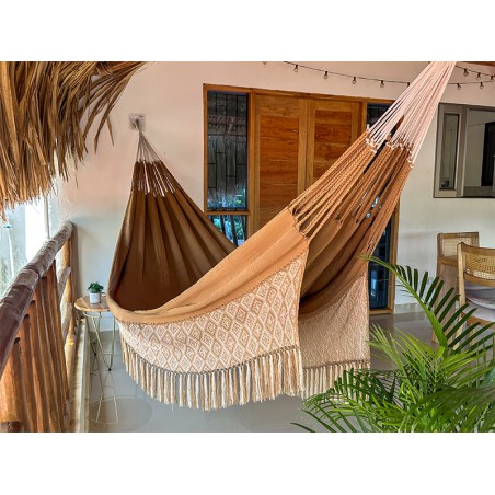 Hamac de luxe XXL DUNA dans un jardin tropical, couleur naturelle avec franges, parfait pour la détente en extérieur