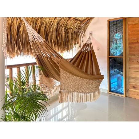 Grand hamac DUNA dans un environnement de terrasse avec plantes, idéal pour le repos en extérieur