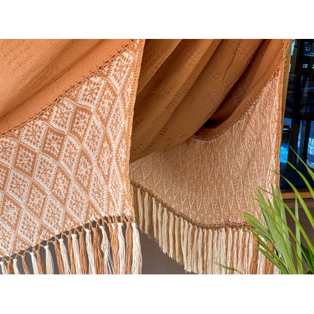 Détail du tissage artisanal du hamac DUNA, motif beige et blanc avec franges décoratives