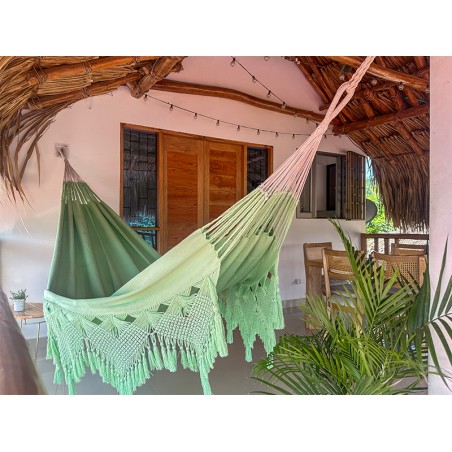 Hamac artisanal macrame colombien vert pastel XXL suspendu sur une terrasse