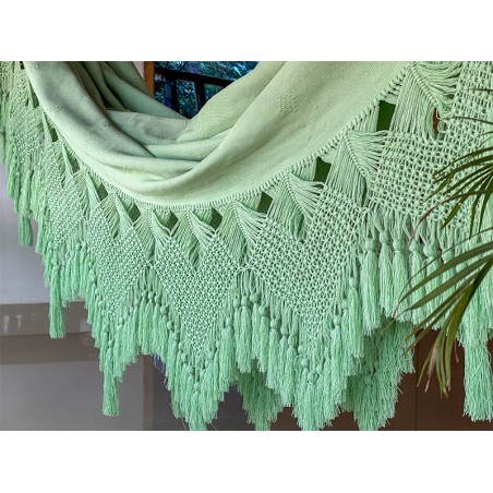 Franges en macramé faites main sur un hamac colombien vert clair