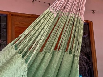 Cordes décoratifs en macramé sur un hamac vert clair fait main