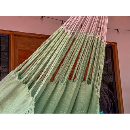 Cordes décoratifs en macramé sur un hamac vert clair fait main