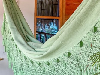 Hamac artisanal colombien XXL en intérieur avec franges en macramé vertes
