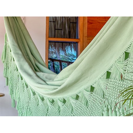 Hamac artisanal colombien XXL en intérieur avec franges en macramé vertes