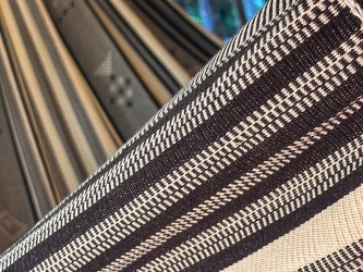 Motifs géométriques tissés à la main sur un hamac colombien XXL
