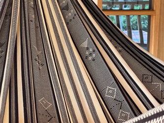 Tissu rayé noir et écru d’un hamac artisanal colombien