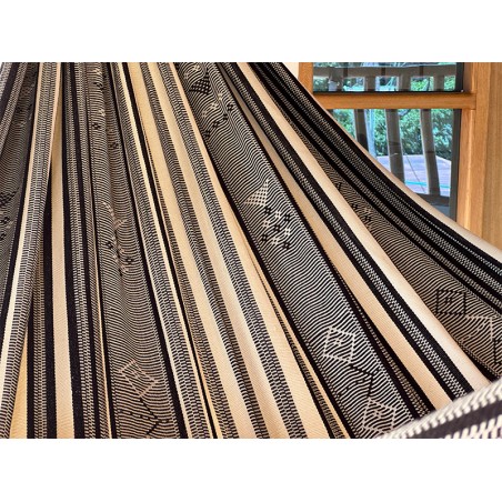 Tissu rayé noir et écru d’un hamac artisanal colombien