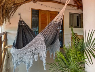 Hamac colombien artisanal gris XXL suspendu sur une terrasse en bois