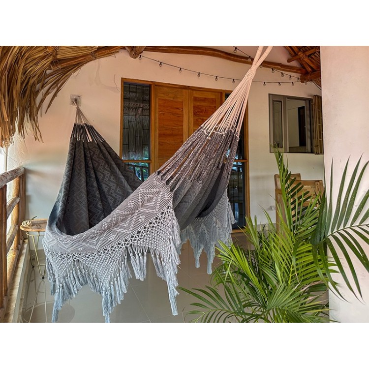 Hamac colombien artisanal gris XXL suspendu sur une terrasse en bois