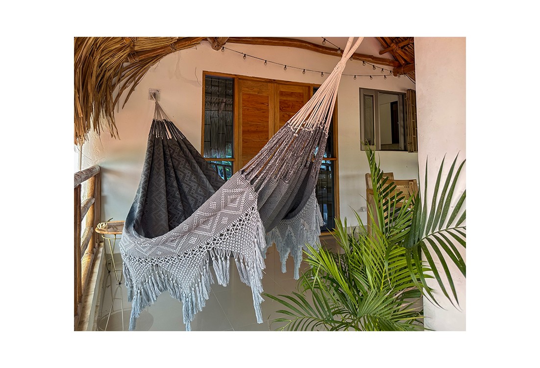 Hamac colombien artisanal gris XXL suspendu sur une terrasse en bois