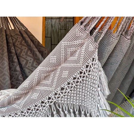 Détail des franges tissées à la main sur un hamac colombien gris à motifs géométriques